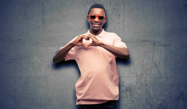 Afrikai Fekete Ember Boldog Bizonyítja Hogy Szeretet Napszemüveget Visel Kezét — Stock Fotó
