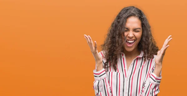 Schöne Junge Hispanische Frau Feiert Verrückt Und Verrückt Nach Erfolg — Stockfoto