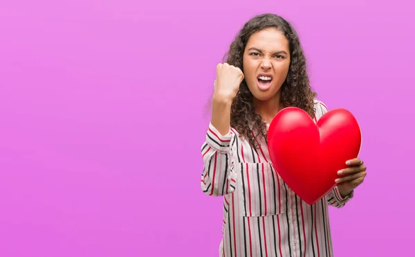 Mulher Hispânica Jovem Amor Segurando Coração Vermelho Irritado Frustrado Gritando — Fotografia de Stock