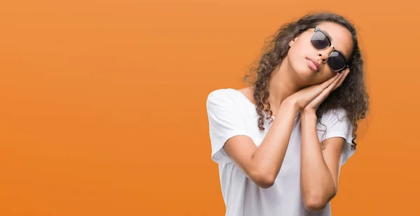 Mujer Hispana Joven Con Gafas Sol Durmiendo Cansada Soñando Posando —  Fotos de Stock