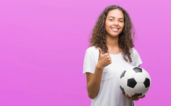 Junge Hispanische Frau Hält Fußballball Glücklich Mit Breitem Lächeln Tut — Stockfoto