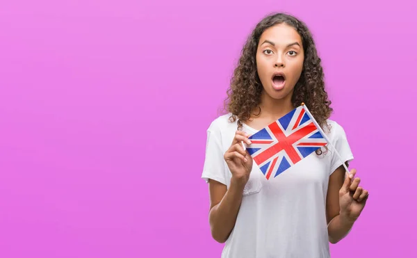 Mladá Hispánský Žena Držící Vlajka Spojeného Království Strach Šoku Tváří — Stock fotografie