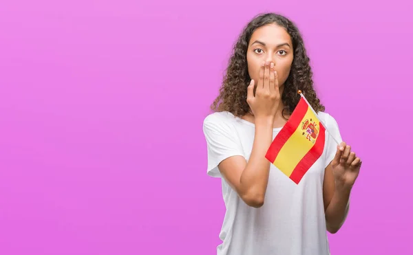 Молодий Латиноамериканського Жінка Тримає Прапор Іспанії Покриття Рота Рукою Вражений — стокове фото
