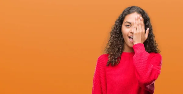 Jovem Hispânica Vestindo Camisola Vermelha Cobrindo Olho Com Mão Com — Fotografia de Stock