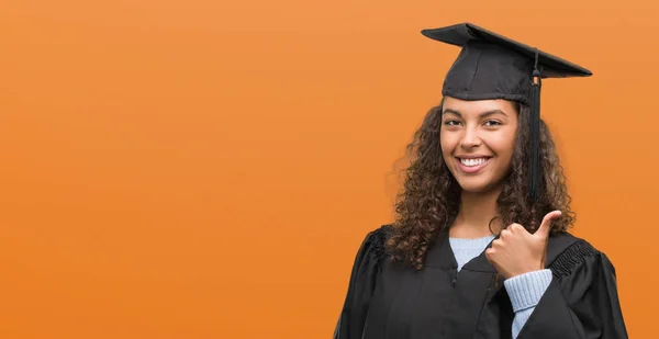 笑顔の サイン 優秀な兆候を親指をやって幸せな卒業制服を着た若いヒスパニック系女性 — ストック写真