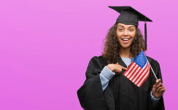 Mujer Hispana Joven Vistiendo Uniforme Graduación Sosteniendo Bandera Estados Unidos — Foto de Stock