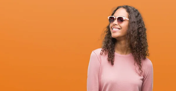 Hermosa Joven Hispana Con Gafas Sol Mirando Hacia Lado Con —  Fotos de Stock