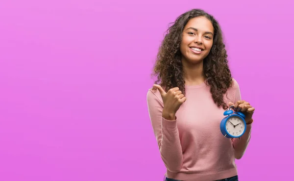 Jovem Hispânica Segurando Despertador Feliz Com Grande Sorriso Fazendo Sinal — Fotografia de Stock