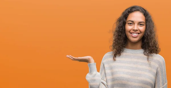 Mulher Hispânica Jovem Bonita Vestindo Listras Suéter Sorrindo Alegre Apresentando — Fotografia de Stock