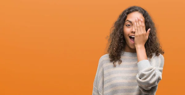 Mooie Jonge Spaanse Vrouw Dragen Strepen Trui Bedekking Een Oog — Stockfoto