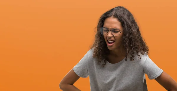 Wanita Muda Hispanik Yang Cantik Memakai Kacamata Dengan Tangan Perut — Stok Foto