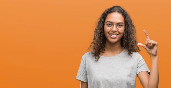 Mooie Jonge Spaanse Vrouw Dragen Van Bril Glimlachen Vertrouwen Gebaren — Stockfoto