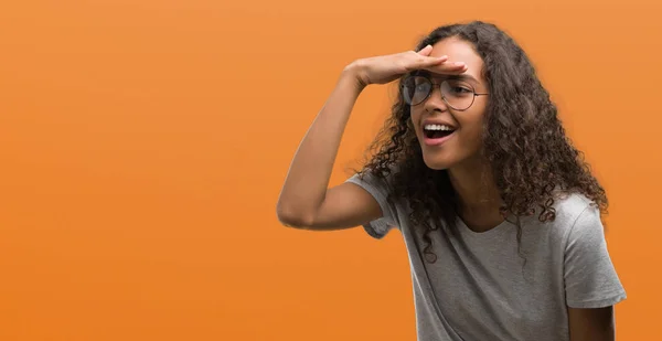Gyönyörű Fiatal Spanyol Visel Szemüveget Nagyon Boldog Mosolyog Néz Messze — Stock Fotó