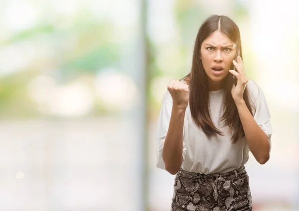 Jonge Mooie Hispanic Hief Gebruikend Smartphone Boos Gefrustreerd Schreeuwen Met — Stockfoto