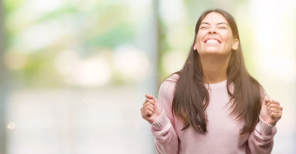 Giovane Bella Donna Ispanica Indossa Maglione Eccitato Successo Con Braccia — Foto Stock