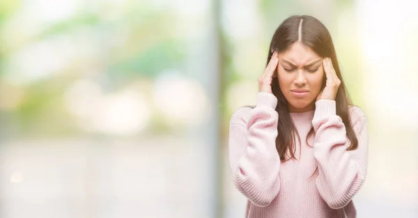 Joven Mujer Hispana Hermosa Usando Suéter Con Mano Cabeza Para — Foto de Stock