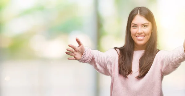 Joven Mujer Hispana Hermosa Usando Suéter Mirando Cámara Sonriendo Con —  Fotos de Stock