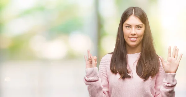 Jonge Mooie Spaanse Vrouw Dragen Een Trui Tonen Met Vingers — Stockfoto