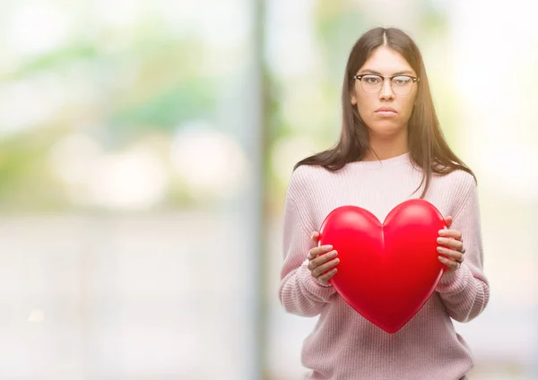 Junge Hispanische Frau Mit Verliebtem Herzen Und Selbstbewusstem Gesichtsausdruck Die — Stockfoto