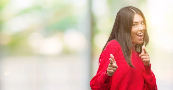 Unga Vackra Spansktalande Bär Röd Tröja Pekande Fingrar Till Kamera — Stockfoto