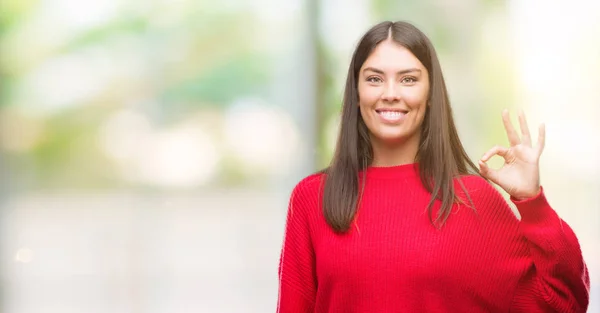 Giovane Bella Ispanico Indossa Maglione Rosso Sorridente Positivo Facendo Segno — Foto Stock