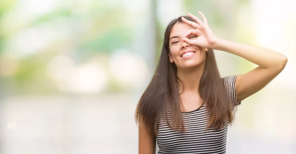 Mladá Krásná Žena Hispánský Dělá Gesto Rukou Úsměvem Oko Dívá — Stock fotografie