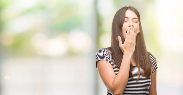 若い美しいヒスパニック系女性の手で口を覆っている疲れてあくび退屈 落ち着きと眠気 — ストック写真