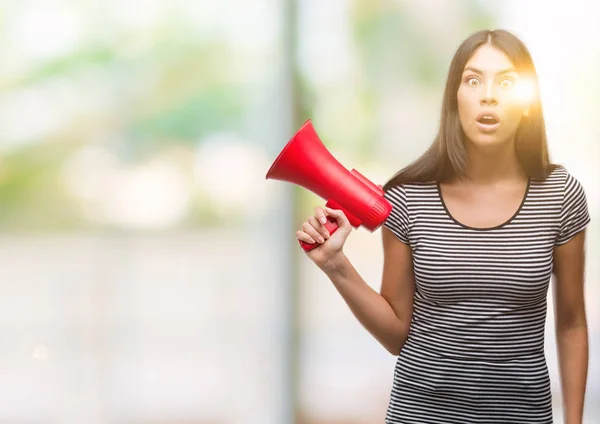 Junge Hispanische Frau Mit Megafon Der Hand Erschrocken Mit Einem — Stockfoto