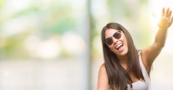 Młody Piękny Hiszpanin Okulary Sobie Patrząc Kamery Uśmiechając Się Otwórz — Zdjęcie stockowe
