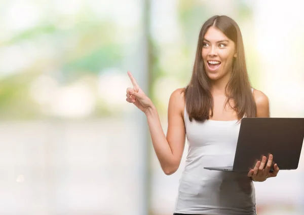 Mujer Hispana Joven Usando Computadora Portátil Muy Feliz Señalando Con —  Fotos de Stock