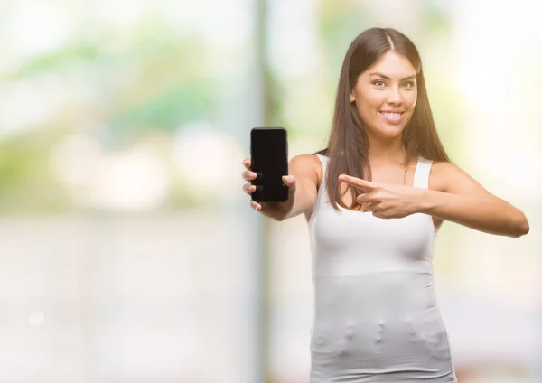 Jonge Mooie Spaanse Weergegeven Smartphone Erg Blij Met Hand Vinger — Stockfoto