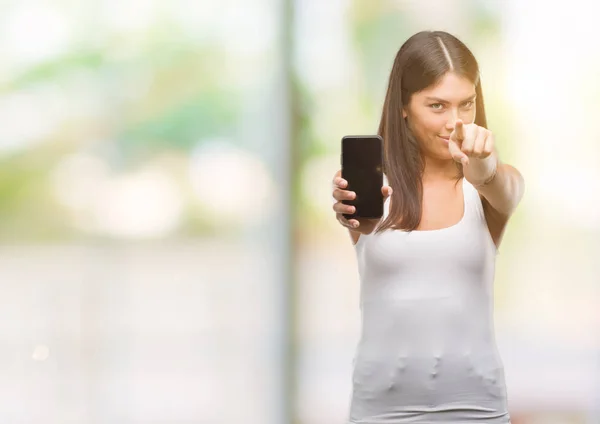 Mladé Krásné Hispánský Zobrazeno Smartphone Ukazující Prstem Kameru Vás Rukou — Stock fotografie