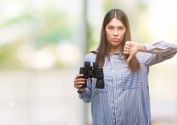 Jovem Hispânica Segurando Binóculos Com Rosto Irritado Sinal Negativo Mostrando — Fotografia de Stock