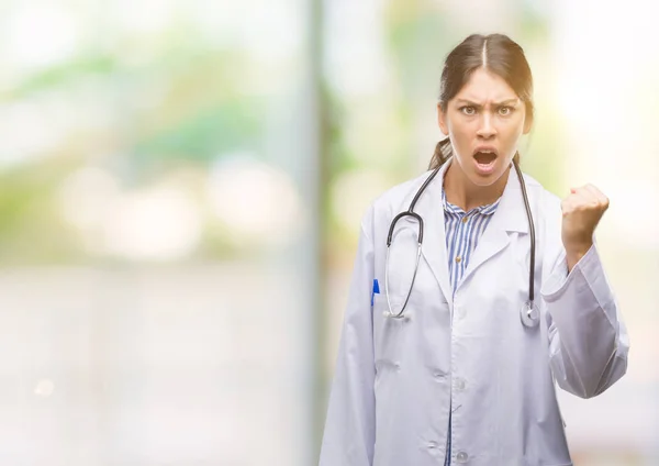 Joven Doctora Hispana Molesta Frustrada Gritando Con Ira Loca Gritando —  Fotos de Stock