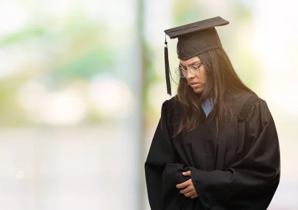 Jeune Femme Hispanique Portant Une Casquette Graduée Uniforme Avec Main — Photo