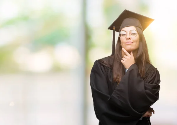 Mulher Hispânica Jovem Vestindo Chapéu Graduado Uniforme Olhando Confiante Para — Fotografia de Stock