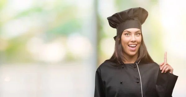 Jovem Cozinheira Hispânica Vestindo Uniforme Chef Surpreso Com Uma Ideia — Fotografia de Stock