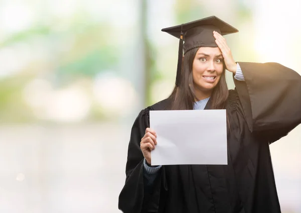 Mujer Hispana Joven Con Uniforme Graduado Sosteniendo Papel Diploma Estresado — Foto de Stock
