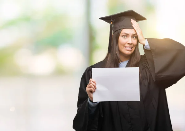 Ung Spansktalande Kvinna Bär Graderad Uniform Innehar Diplom Papper Stressad — Stockfoto