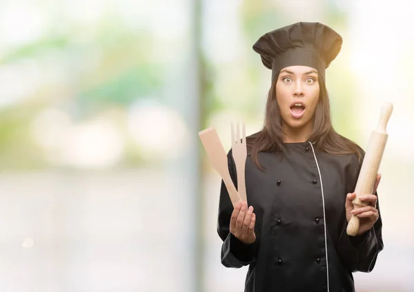 Joven Cocinera Hispana Vistiendo Uniforme Chef Asustada Shock Con Una — Foto de Stock