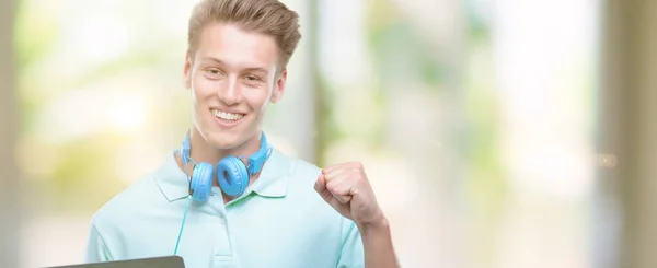 Joven Hombre Guapo Rubio Usando Ordenador Portátil Gritando Orgulloso Celebrando — Foto de Stock