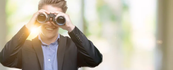 Giovane Uomo Biondo Bello Che Guarda Attraverso Binocolo Con Viso — Foto Stock