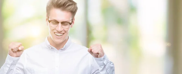 Jonge Knappe Blonde Man Opgewonden Voor Succes Met Armen Verhoogd — Stockfoto
