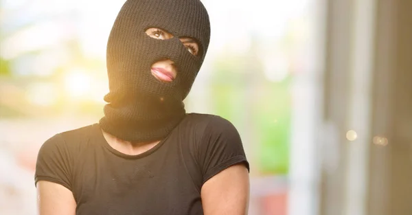 Mulher Terrorista Assaltante Usando Máscara Esqui Balaclava Pensando Olhando Para — Fotografia de Stock