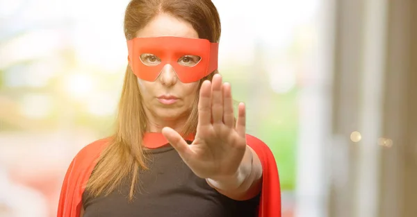 Mulher Super Herói Meia Idade Vestindo Máscara Vermelha Capa Irritada — Fotografia de Stock