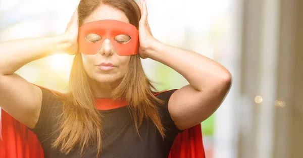 Kırmızı Maske Kulakları Rahatsız Edici Gürültü Görmezden Kapsayan Pelerin Giyen — Stok fotoğraf