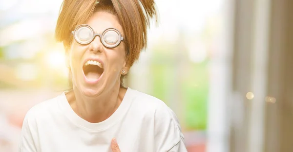 Loca Mujer Mediana Edad Con Gafas Tontas Confiado Feliz Con — Foto de Stock