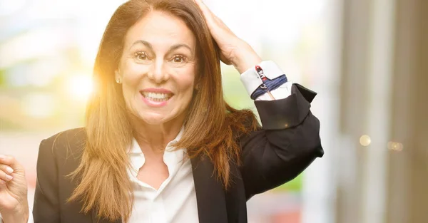 Frau Mittleren Alters Trägt Jacke Die Mit Finger Zur Seite — Stockfoto