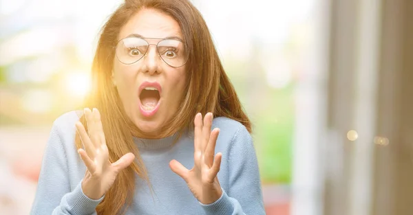 Mujer Mediana Edad Con Suéter Lana Gafas Frías Estresante Mantener — Foto de Stock