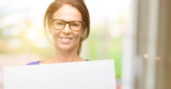 Middelbare Leeftijd Vrouw Dragen Van Wollen Trui Glazen Houden Leeg — Stockfoto